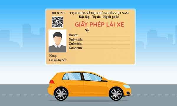 CSGT kiểm tra bằng lái xe “giả” thông qua việc quét mã QR trên giấy phép