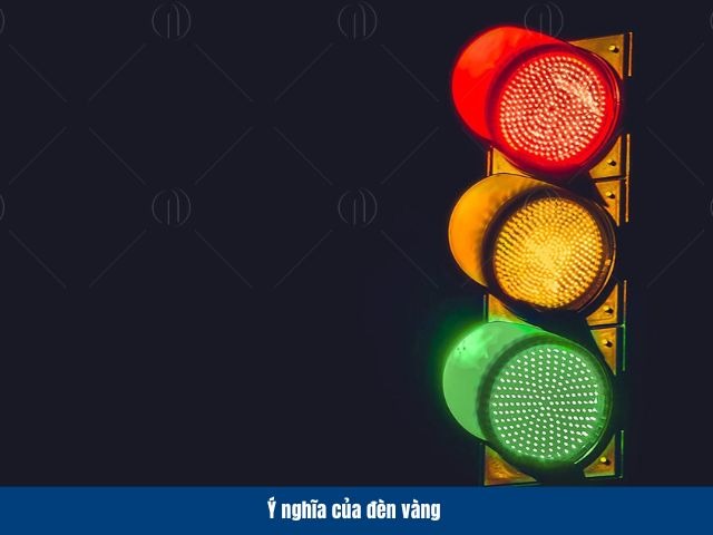 Đ&egrave;n v&agrave;ng c&oacute; vai tr&ograve; cảnh b&aacute;o người điều khiển phương tiện giảm tốc v&agrave; chuẩn bị dừng trước vạch