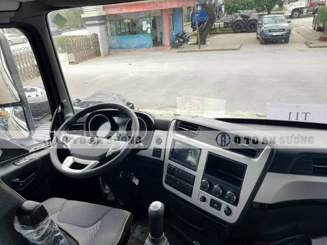 Nội thất xe được thiết kế sang trọng, không kém gì so với các dòng xe du lịch