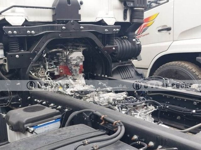 Xe sử dụng động cơ YC4S160-50, 4 kỳ, 4 xi-lanh thẳng hàng