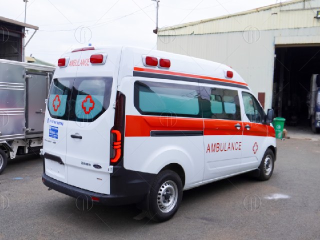 Thiết kế ph&iacute;a sau xe cứu thương Ford Transit bản cao cấp