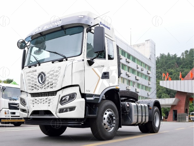 Xe đầu kéo Dongfeng X3 290HP 12 cấp sở hữu khối lượng bản thân 6.605 kg