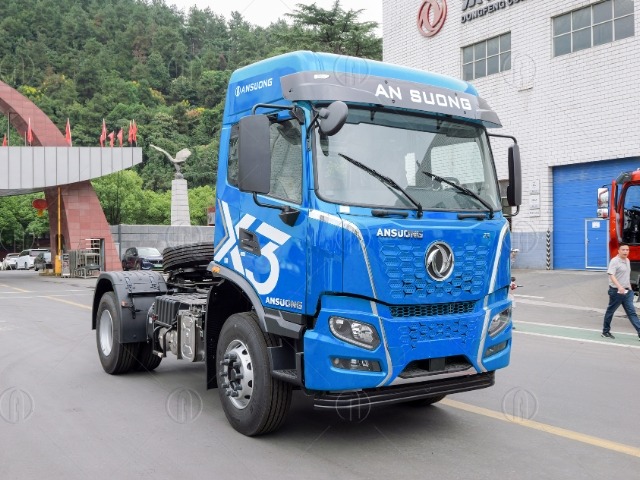 Xe đầu kéo Dongfeng X3 290HP màu xanh hiện đại