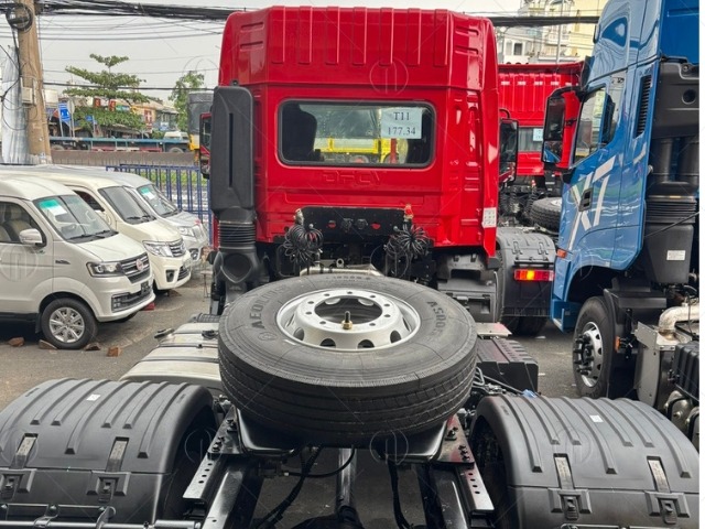 Xe đầu kéo Dongfeng X3 290HP màu đỏ có hệ thống lốp chắc chắn