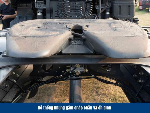 Khung gầm của ChengLong H5 310HP được chế tạo từ th&eacute;p cường lực chắc chắn