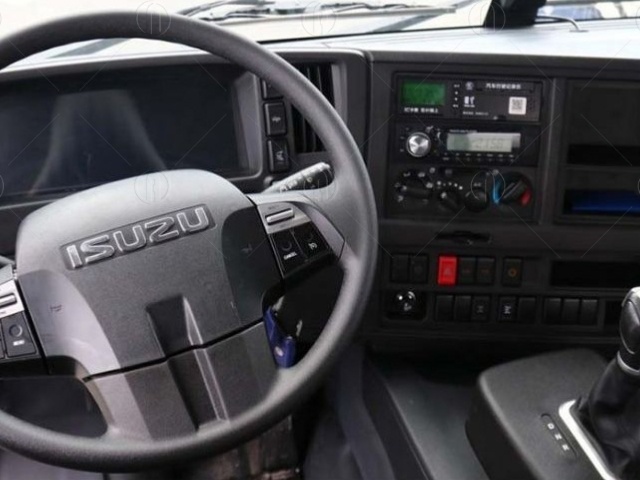 Nội thất của xe đầu kéo điện ISUZU Qingling được trang bị đầy đủ tiện nghi Nội thất của xe đầu kéo điện ISUZU Qingling được trang bị đầy đủ tiện nghi