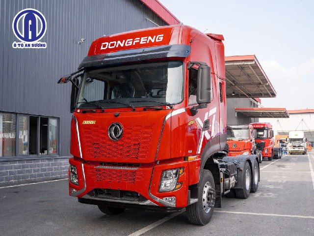 Xe đầu kéo Donfeng X7 màu đỏ bên hông bên trái