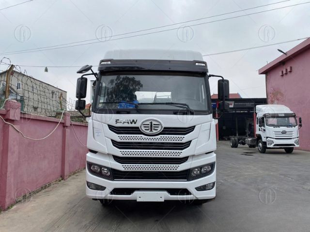 Xe đầu kéo Faw JH5 260HP vẻ ngoài vuông vức, cứng cáp Xe đầu kéo Faw JH5 260HP vẻ ngoài vuông vức, cứng cáp