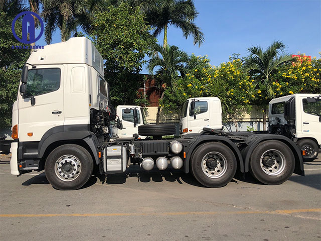 Xe đầu kéo Hino 700