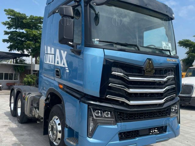 Đầu kéo Howo Max 460HP 2 cầu nổi bật với lưới tản nhiệt kích thước lớn Đầu kéo Howo Max 460HP 2 cầu nổi bật với lưới tản nhiệt kích thước lớn