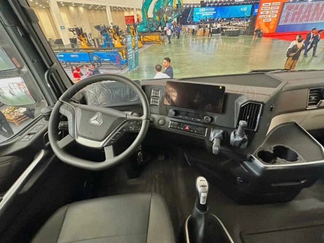 Vô lăng 4 chấu cùng cụm đồng hồ hiển thị rõ ràng Vô lăng 4 chấu cùng cụm đồng hồ hiển thị rõ ràng