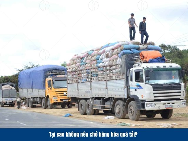 Chở h&agrave;ng ho&aacute; qu&aacute; tải tiềm ẩn nhiều rủi ro khi tham gia giao th&ocirc;ng
