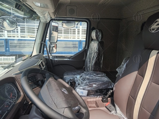 Khoang nội thất cabin tiện nghi với 3 ghế ngồi và 1 giường nằm Khoang nội thất cabin tiện nghi với 3 ghế ngồi và 1 giường nằm