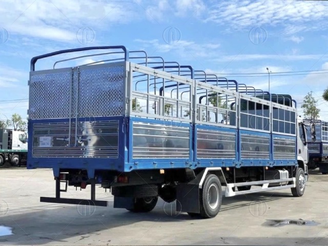 Phía sau thùng xe mui bạt chở được nhiều hàng hoá có kích thước dài 9m9 Phía sau thùng xe mui bạt chở được nhiều hàng hoá có kích thước dài 9m9