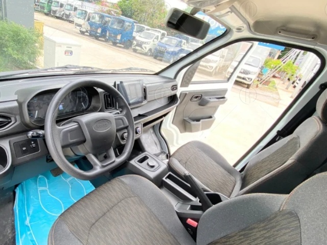 Xe tải điện Veam Karry X5 được trang bị đầy đủ tiện nghi kết hợp ghế ngồi dễ chịu