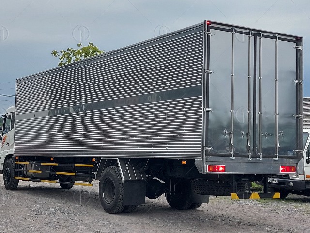 Thùng kín dài 9m7 trên xe tải Dongfeng b180 Thùng kín dài 9m7 trên xe tải Dongfeng b180