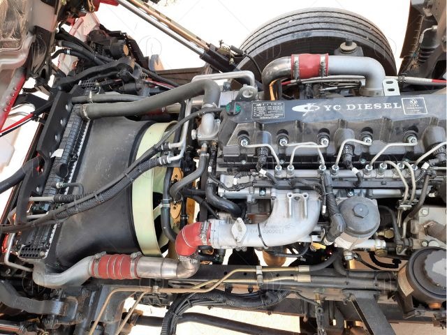 Được trang bị động cơ diesel Yuchai YCS04180-50