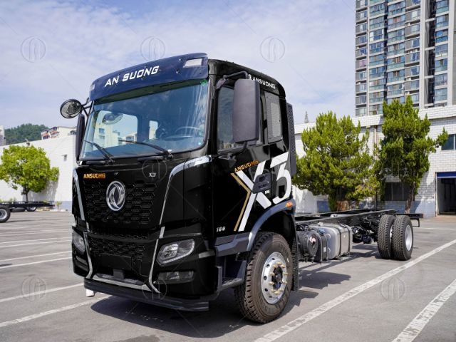 Xe tải Dongfeng X3 180HP thùng 8m2 màu đen