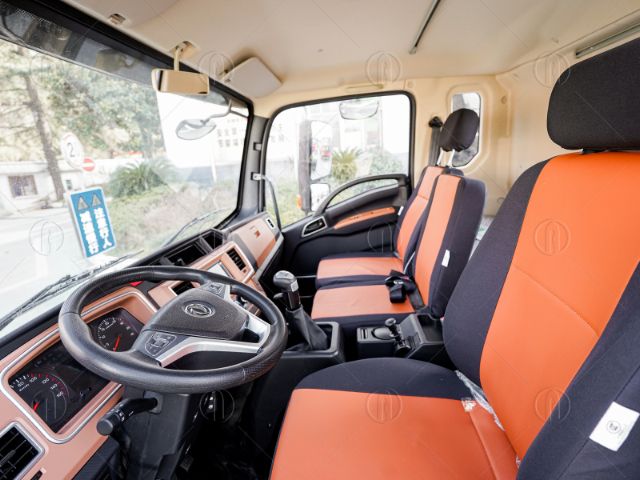 Nội thất xe tải Dongfeng X800 với 3 ghế 1 giường