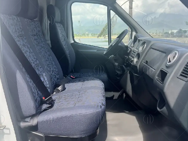 Nội thất xe gaz 1.65 tấn c&oacute; 3 ghế ngồi &ecirc;m &aacute;i c&ugrave;ng hệ thống điều ho&agrave; 2 chiều m&aacute;t lạnh