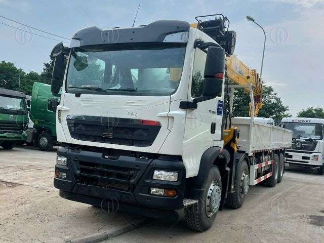 Ngoại thất xe tải Howo 4 ch&acirc;n nổi bật với logo CNHTC