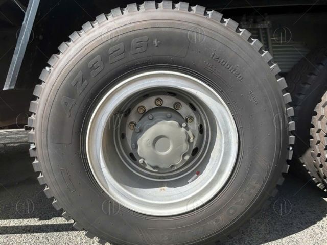 Xe tải 4 ch&acirc;n Howo sử dụng lốp 12.00R20