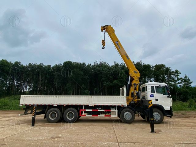 Xe tải Howo 4 ch&acirc;n gắn cẩu XCMG xoay 360&deg;