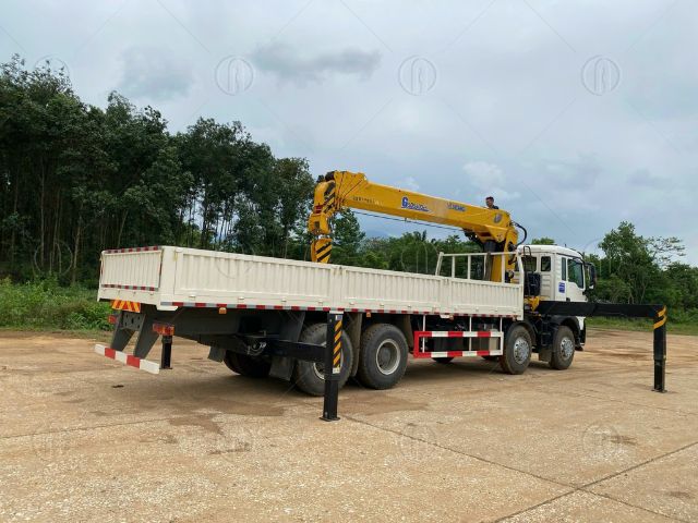 Xe tải Howo 4 ch&acirc;n gắn cẩu XCMG th&ugrave;ng d&agrave;i gần 8,3m