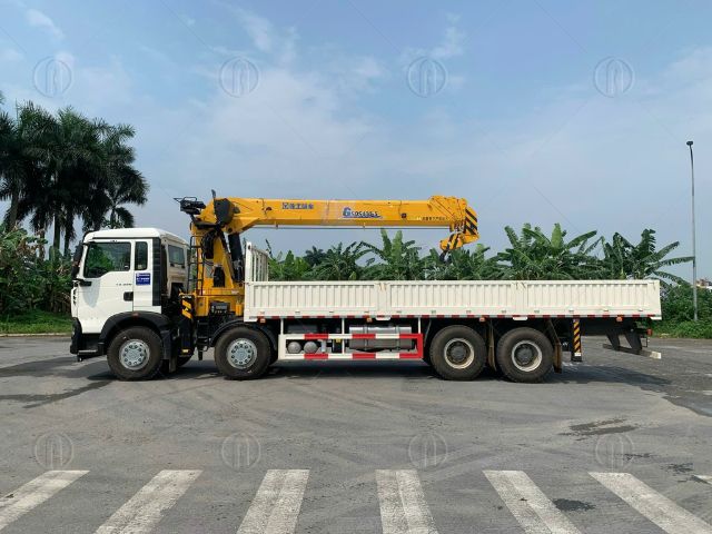 H&igrave;nh ảnh thực tế xe tải Howo 4 ch&acirc;n gắn cẩu XCMG
