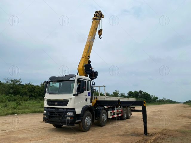 Xe tải Howo 4 ch&acirc;n gắn cẩu XCMG