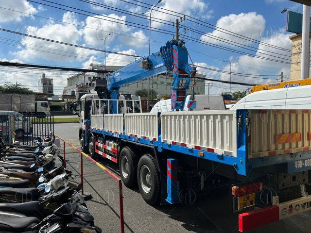 Ph&iacute;a sau xe tải 4 ch&acirc;n Howo