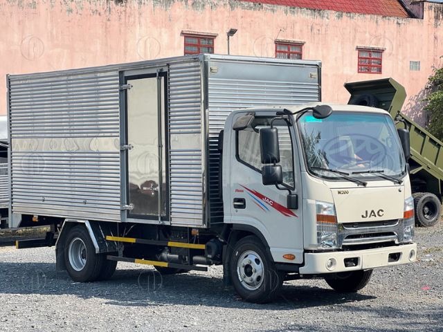 Vẻ ngoài xe tải Jac N200s thùng kín