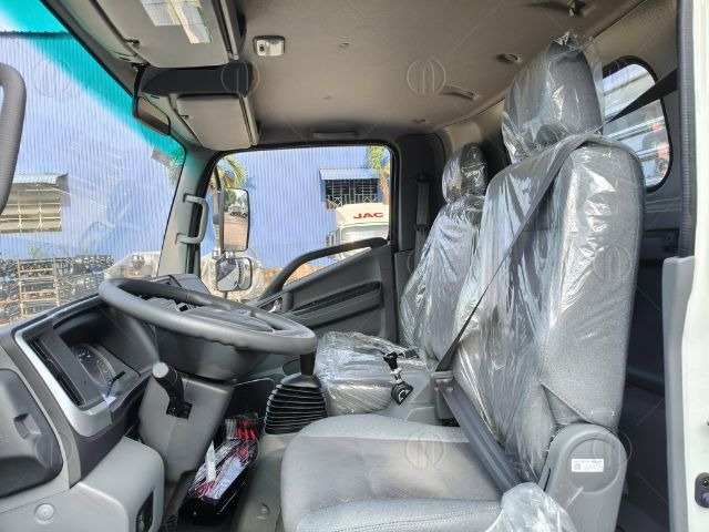 Khoang cabin với ghế l&aacute;i tự điều chỉnh