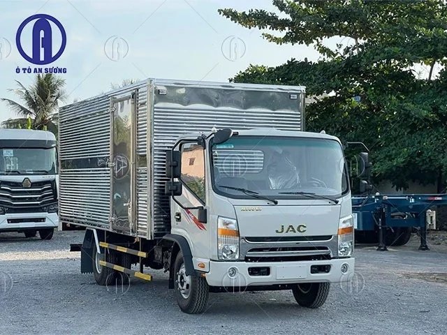 Xe tải JAC N500 E5 th&ugrave;ng k&iacute;n inox tại b&atilde;i xe &Ocirc; T&ocirc; An Sương