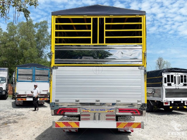 Ph&iacute;a sau th&ugrave;ng h&agrave;ng Jac N900 plus