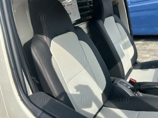 Ghế da êm ái, thoải mái trên xe tải tera 100s