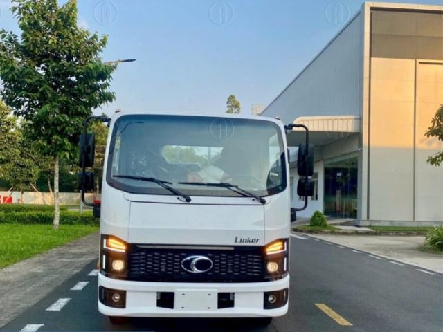 Phần đầu xe với gương chiếu hậu bản lớn hết hợp gương cầu lồi Phần đầu xe với gương chiếu hậu bản lớn hết hợp gương cầu lồi