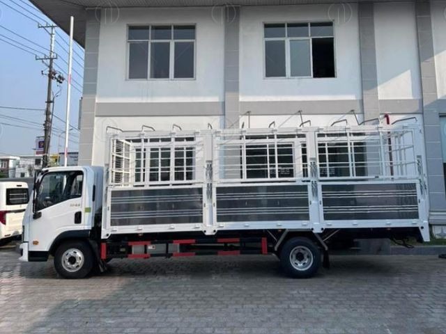 Phiên bản thùng mui bạt rộng rãi với màu sơn trắng thanh lịch và hiện đại Phiên bản thùng mui bạt rộng rãi với màu sơn trắng thanh lịch và hiện đại