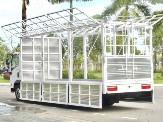 Phiên bản thùng mui bạt có thể tích thùng khoảng 54 m³ Phiên bản thùng mui bạt có thể tích thùng khoảng 54 m³