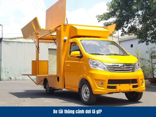 Xe tải thùng cánh dơi có thiết kế thùng mở ra được theo 3 hướng Xe tải thùng cánh dơi có thiết kế thùng mở ra được theo 3 hướng