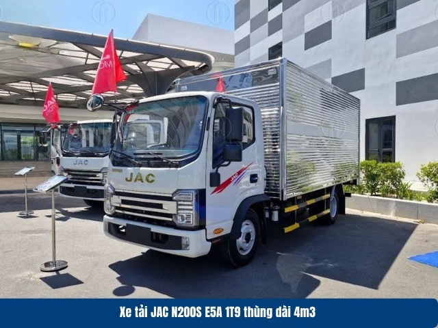 Xe tải JAC N200S E5 c&oacute; 2 phi&ecirc;n bản th&ugrave;ng với l&ograve;ng th&ugrave;ng rộng r&atilde;i
