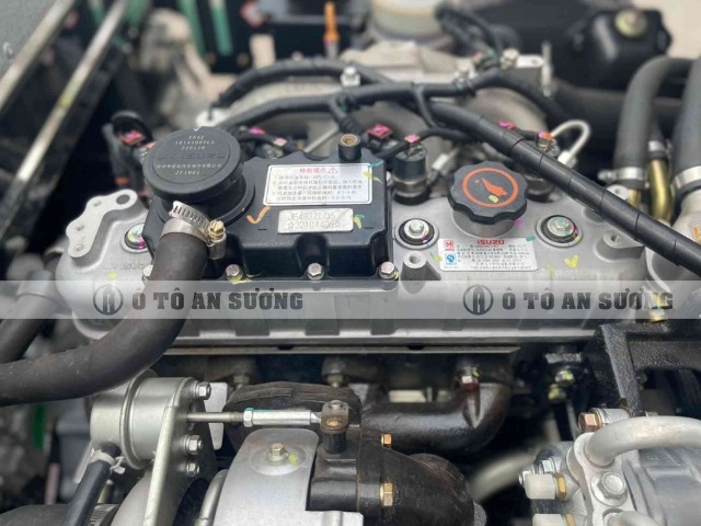 Captain E250 sử dụng động cơ ISUZU JE493ZLQ5 đạt chuẩn khí thải EURO 5
