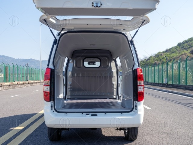 Xe tải van SRM X30L phù hợp cho nhiều mục đích sử dụng khác nhau