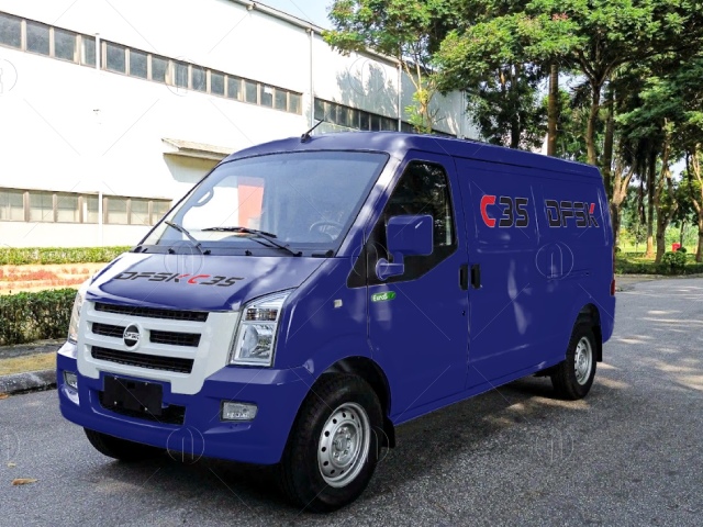 Bên hông xe được dán DFSK C35 nổi bật