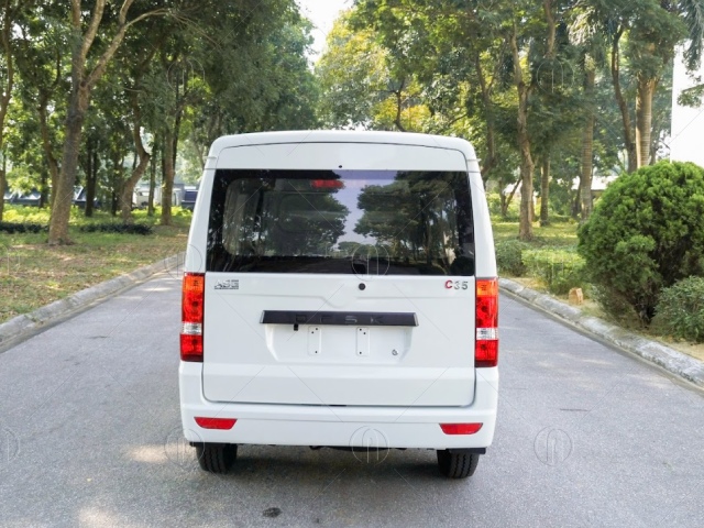 Phía sau trang bị cảm biến và camera lùi an toàn