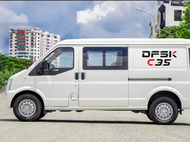 Thùng hàng dài 1m6 và có tải trọng lớn nhất phân khúc van 5 chỗ