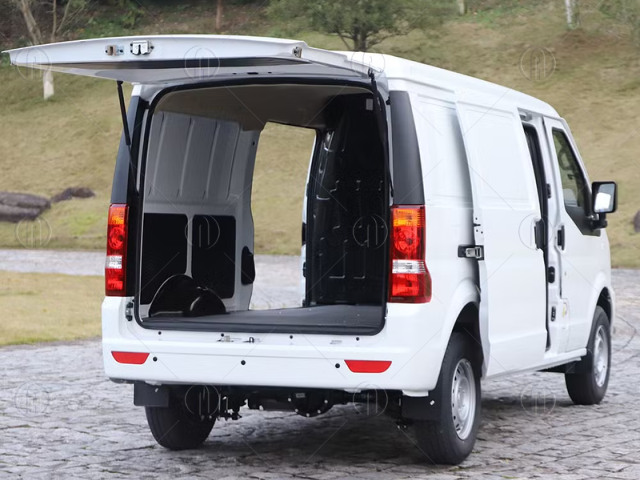 Thùng hàng rộng rãi dài 2m5 của xe tải van điện EC35 2 chỗ