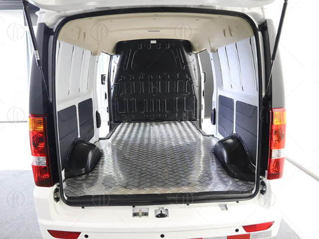 Cửa sau thiết kế bật lên tiện lợi