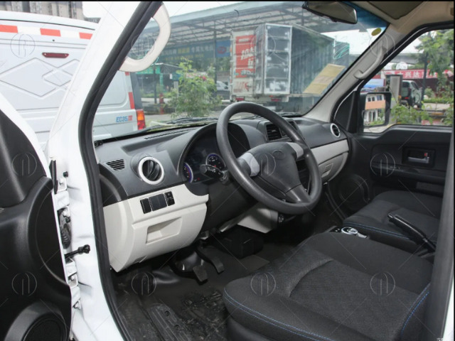 Nội thất full đen sang trọng trên xe tải van điện EC35 2 chỗ