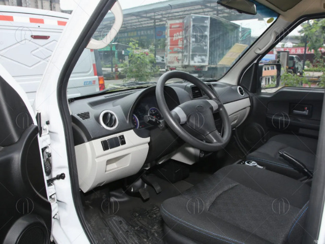 Nội thất tối màu sang trọng và sạch sẽ